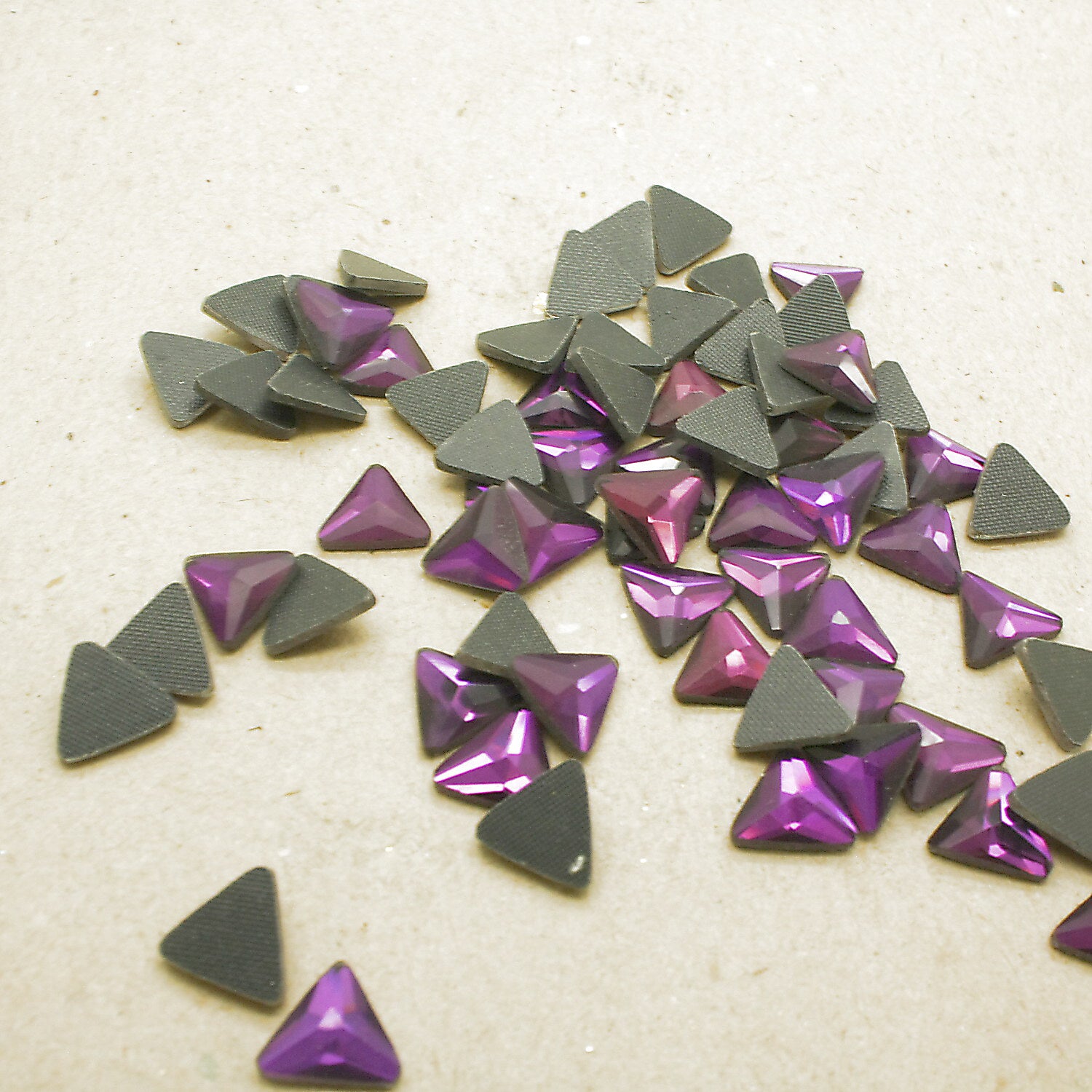 10 mm PURPLE TRIANGLE RHINESTONE x 30 pieces - sarahi.NYC