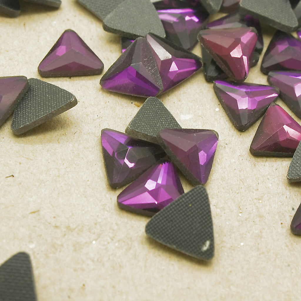 10 mm PURPLE TRIANGLE RHINESTONE x 30 pieces - sarahi.NYC