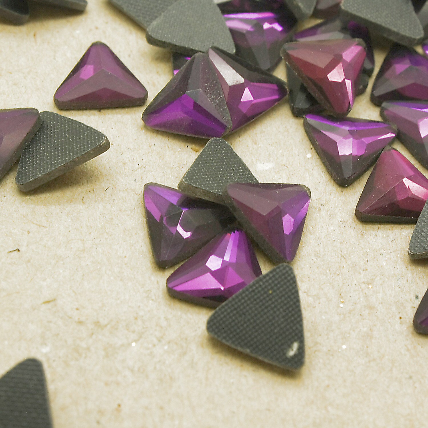 10 mm PURPLE TRIANGLE RHINESTONE x 30 pieces - sarahi.NYC