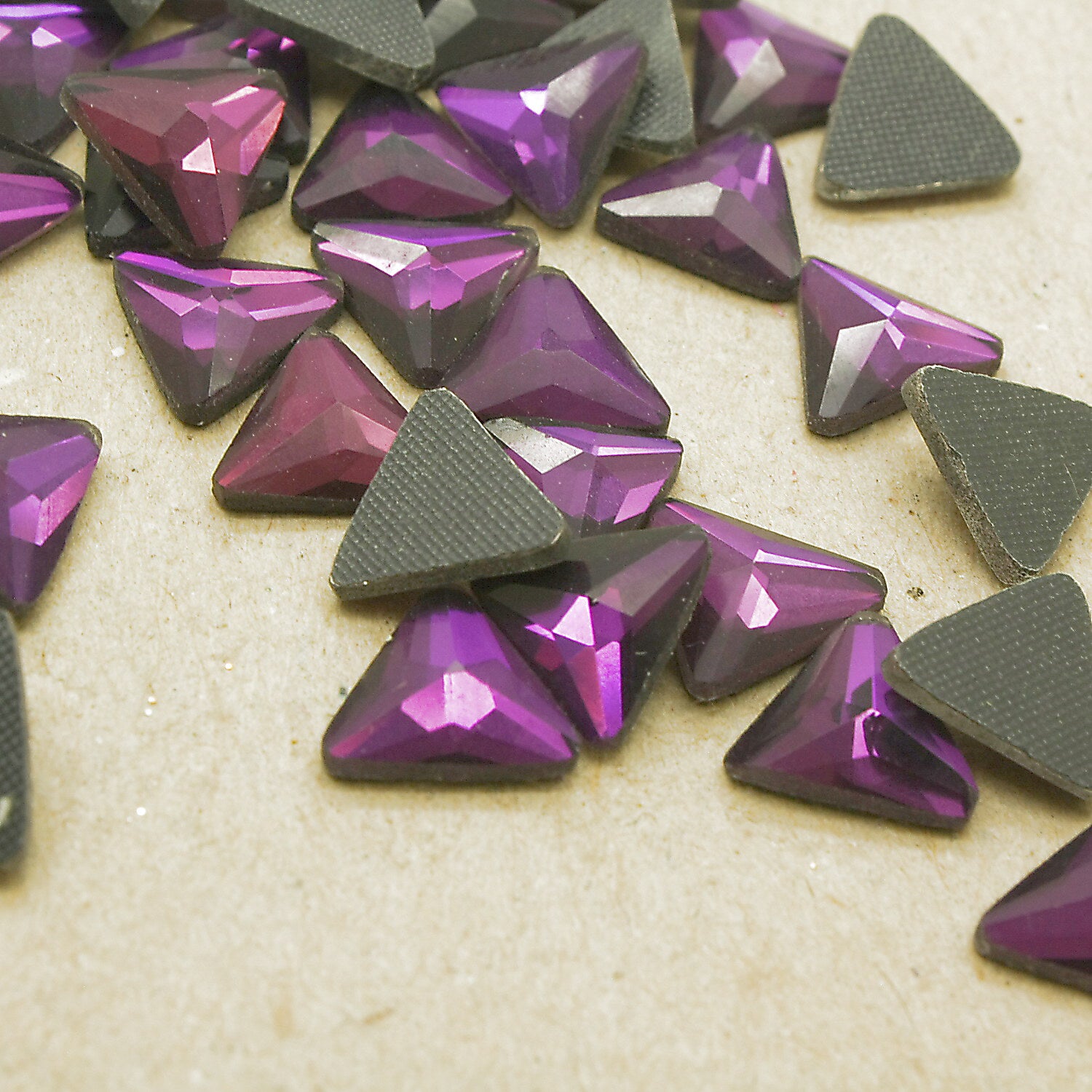 10 mm PURPLE TRIANGLE RHINESTONE x 30 pieces - sarahi.NYC