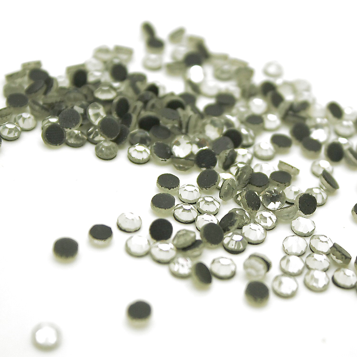 PACK OF 250 - ROUND 4mm SILVER FLAT RHINESTONES - sarahi.NYC