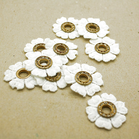 10 X WHITE FLOWER MOTIFS - SARAHI.NYC