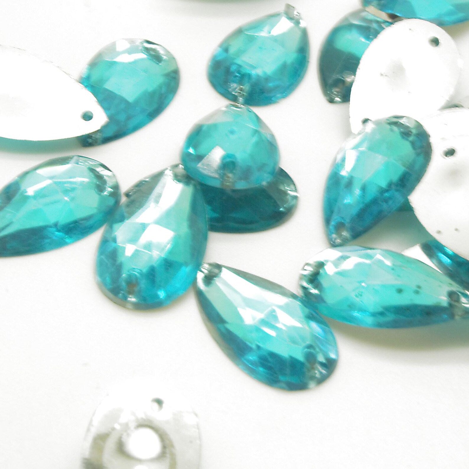 PACK OF 30 - 18mm x 10mm TURQUOISE TEARDROP FLATBACK RHINESTONES - sarahi.NYC